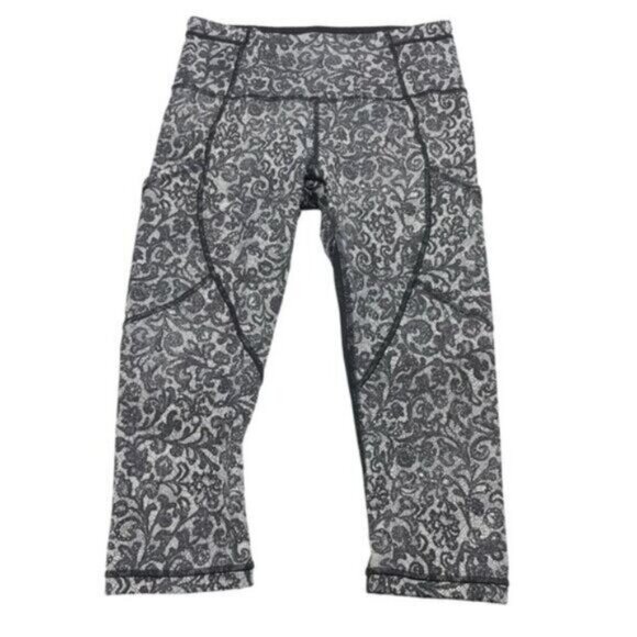 Lululemon Outrun 17" Crop Womens Size 4 Activewear Mini Cinder Lace White Black - Picture 8 of 13